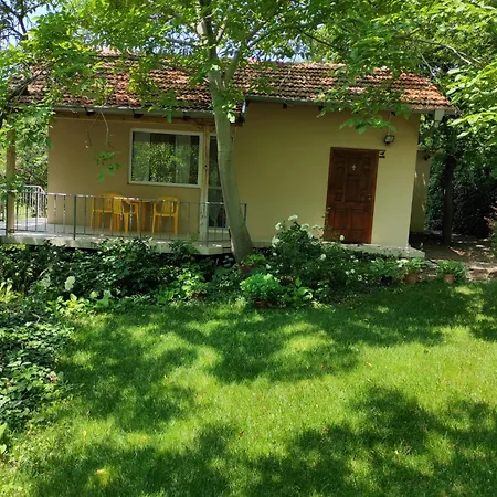 Peaceful Summer House With Garden Near The Beach Kabakum , Varna Warna