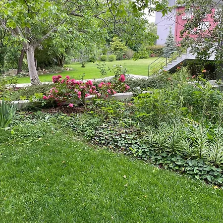 Peaceful Summer House With Garden Near The Kabakum , Будинок відпочинку Варна
