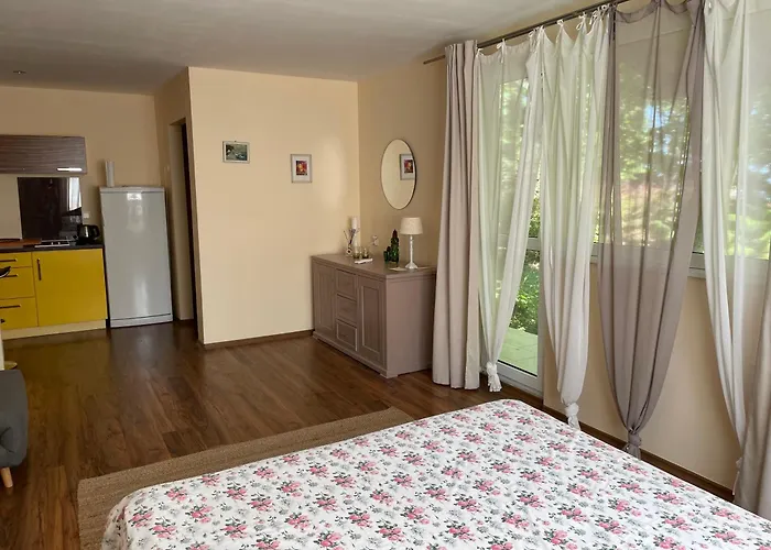 Будинок відпочинку A Charming And Peaceful Summer 400m From The Sea